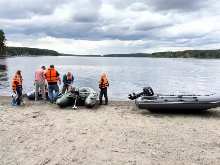 Выдача лодки напрокат на берегу водоёма — прокат лодок, Екатеринбург